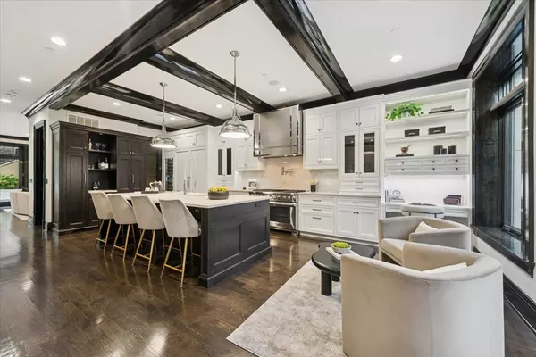 Chicago, IL 60614,457 W Deming PL