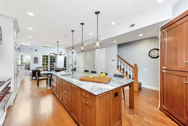 Chicago, IL 60657,541 W Belmont AVE