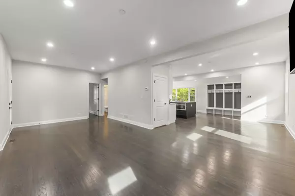 Oak Park, IL 60302,710 N Taylor AVE