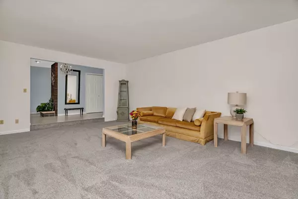 Joliet, IL 60435,704 Lois PL