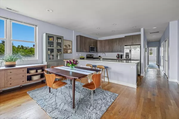 Chicago, IL 60642,693 N Peoria ST #4N