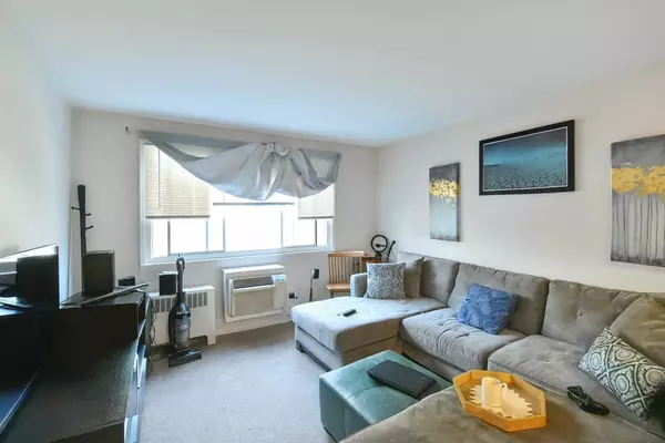 Chicago, IL 60645,2044 W Jarvis AVE #3G