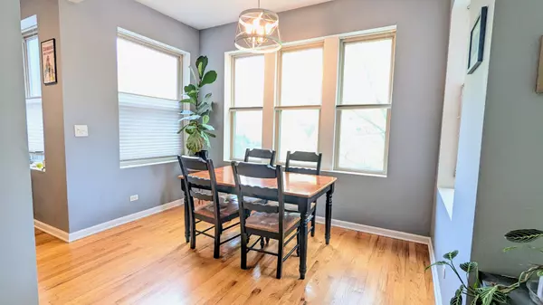 Chicago, IL 60618,3719 W Byron ST #2