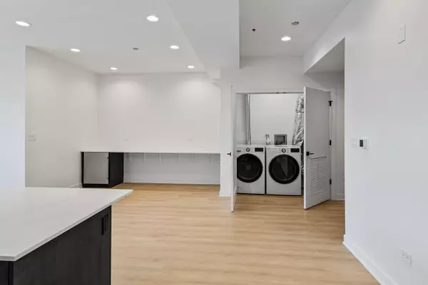 Chicago, IL 60622,1801 W Grand AVE #202