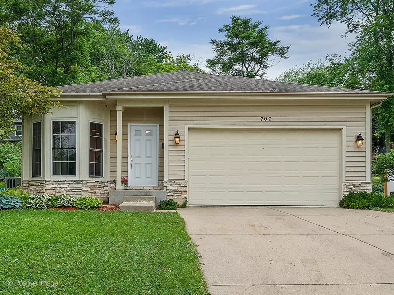 700 N Summit ST, Wheaton, IL 60187