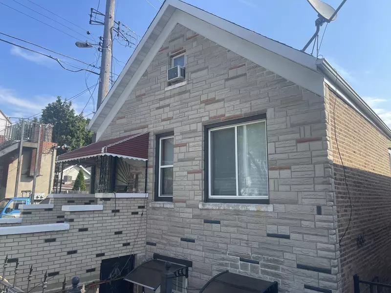 2213 S Oakley AVE, Chicago, IL 60608