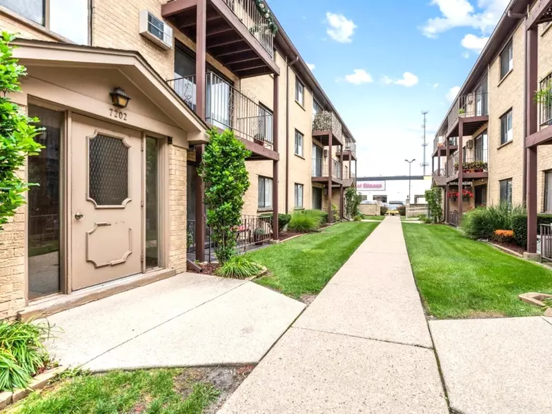 7202 W Wrightwood AVE #2S, Elmwood Park, IL 60707
