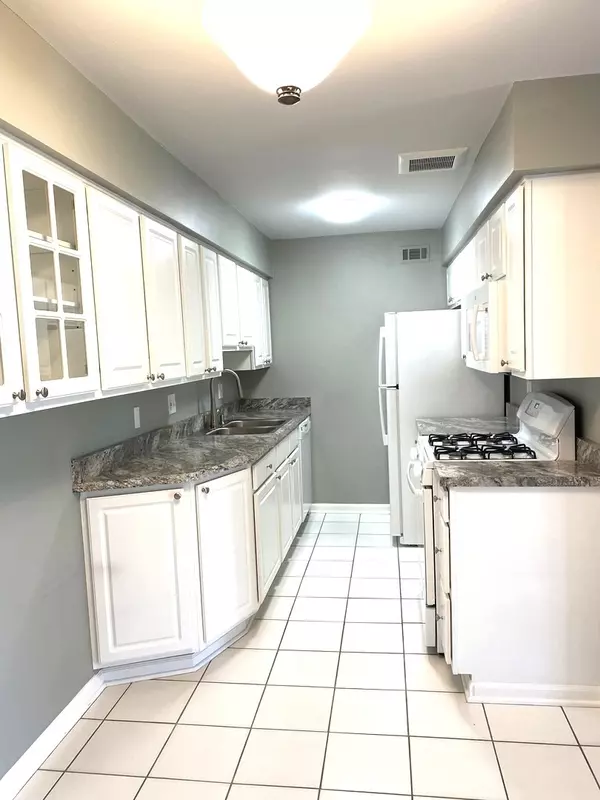 Arlington Heights, IL 60004,1619 N Windsor DR #212