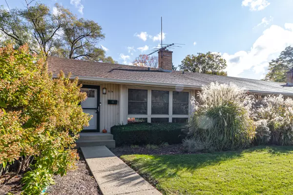 Libertyville, IL 60048,922 N Milwaukee AVE #A