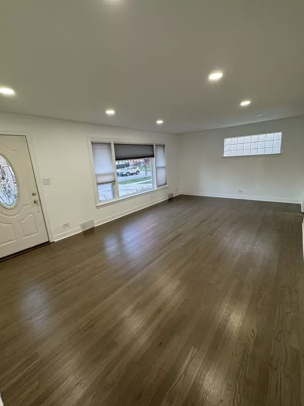 Des Plaines, IL 60016,896 Webster LN