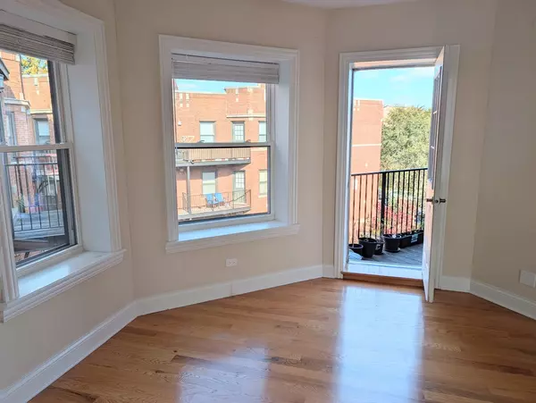 Chicago, IL 60618,4016 N Central Park AVE #3E