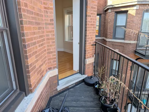 Chicago, IL 60618,4016 N Central Park AVE #3E