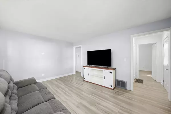 Elgin, IL 60123,487 MILLER DR