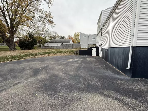 Dixon, IL 61021,909 N Hennepin AVE