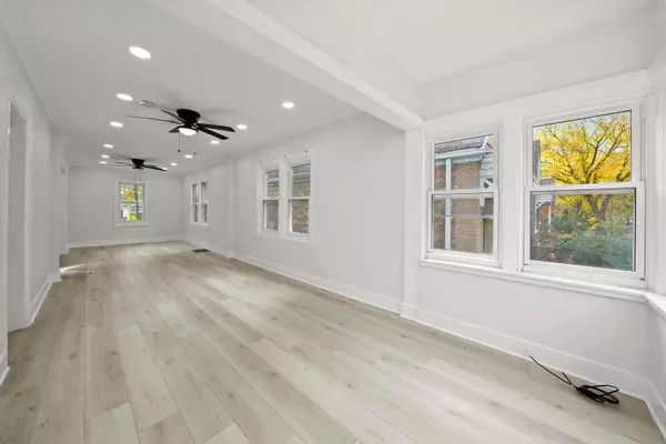 Evanston, IL 60201,2011 Grey AVE