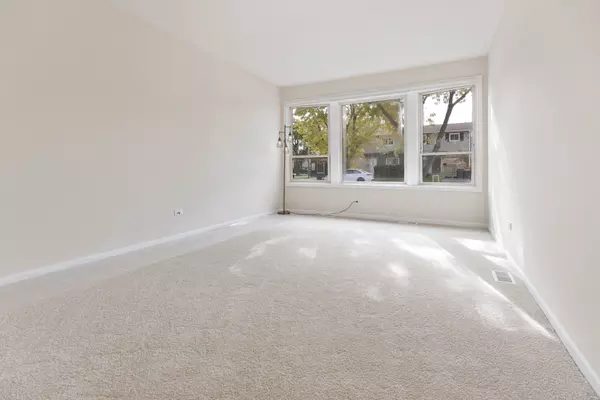 Des Plaines, IL 60016,9128 Hollyberry AVE