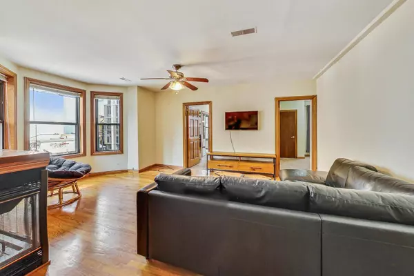 Chicago, IL 60610,838 N STATE ST #2