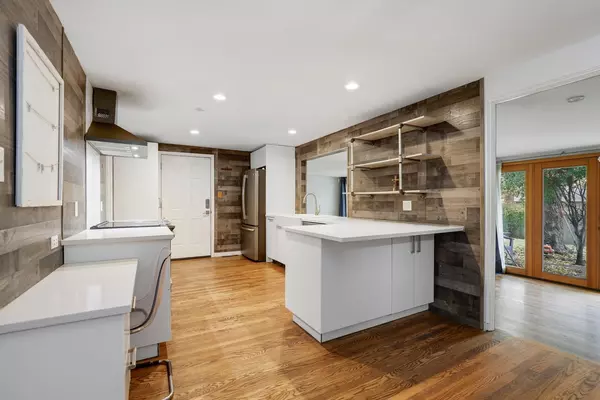 Joliet, IL 60435,713 Lois PL