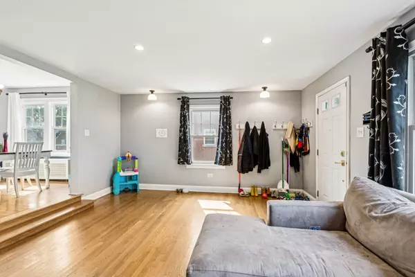 Northfield, IL 60093,1656 Harding RD