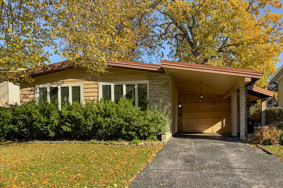 9107 Samoset TRL, Skokie, IL 60076