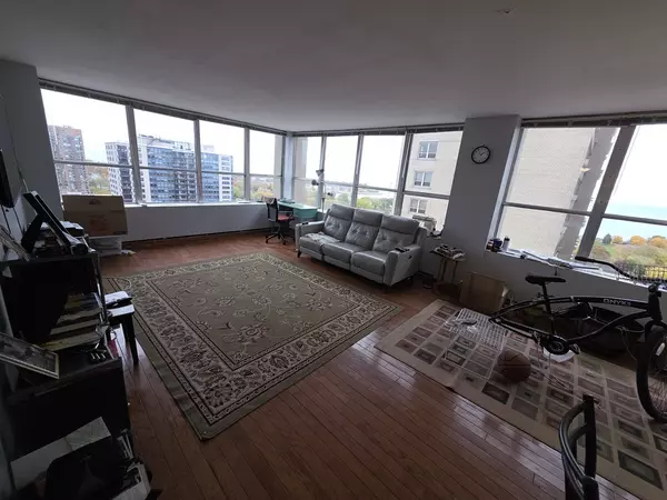 Chicago, IL 60613,Address not disclosed