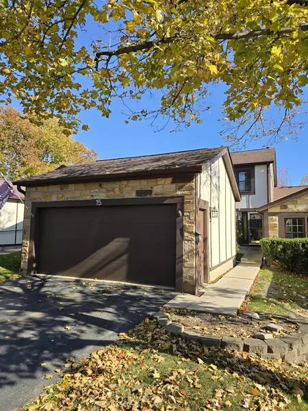 15 White Oak CIR, St. Charles, IL 60174