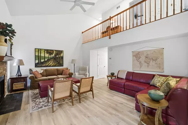 Algonquin, IL 60102,911 Old Oak CIR