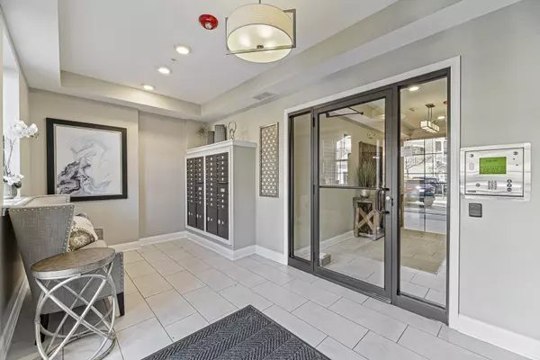 Glenview, IL 60026,2701 Commons DR #210