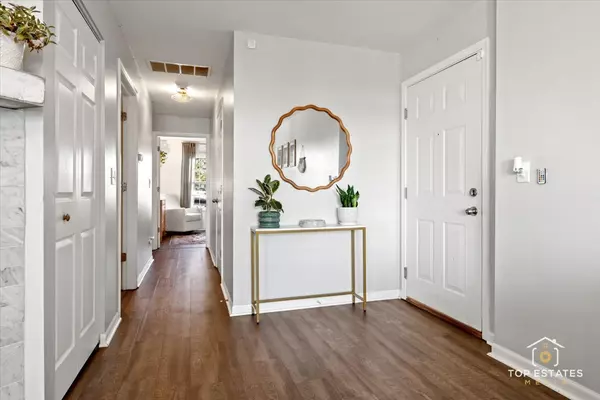 Elgin, IL 60120,310 Buckingham CIR #B