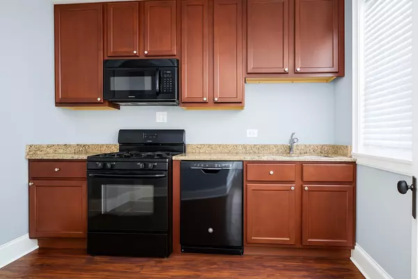 Chicago, IL 60641,3909 N Lamon AVE #2N