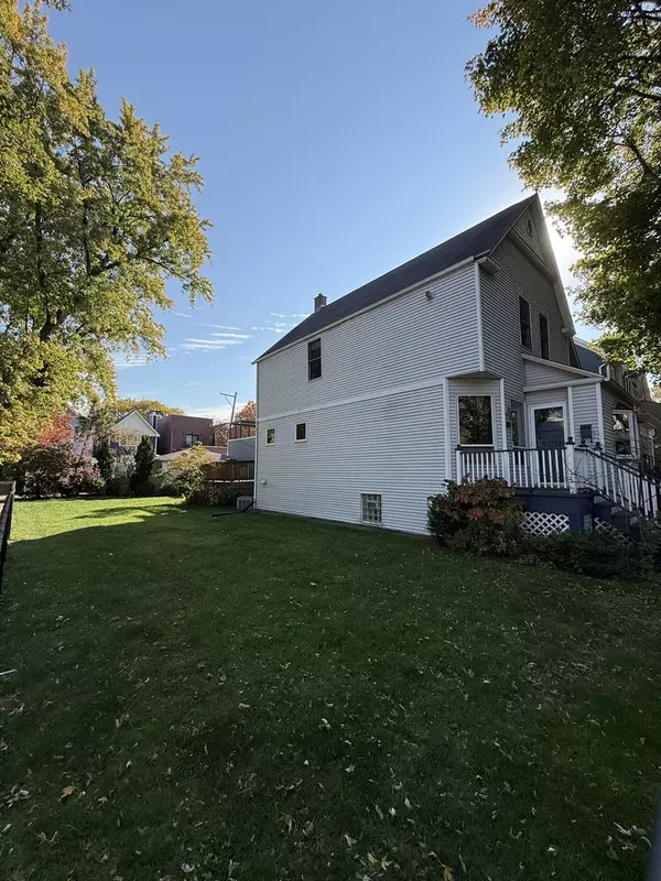 Chicago, IL 60657,Address not disclosed