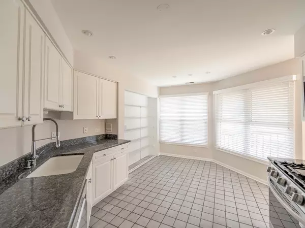 Buffalo Grove, IL 60089,361 Willow Pkwy #23-4