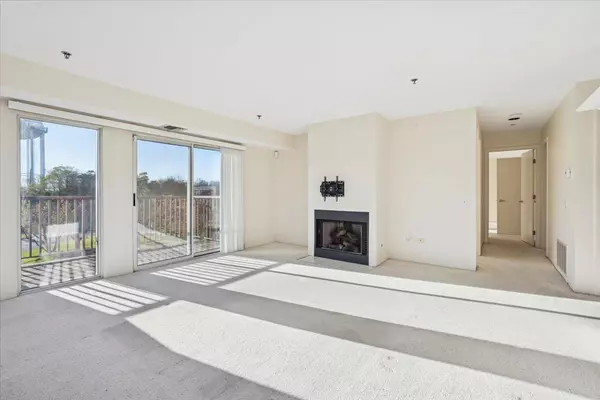 Deerfield, IL 60015,351 Kelburn RD #312