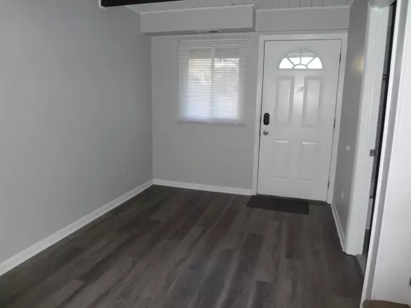 Fox Lake, IL 60020,128.5 Cora AVE #E