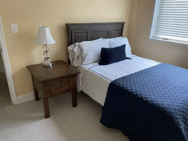 Chicago, IL 60659,2801 W ardmore AVE #1A