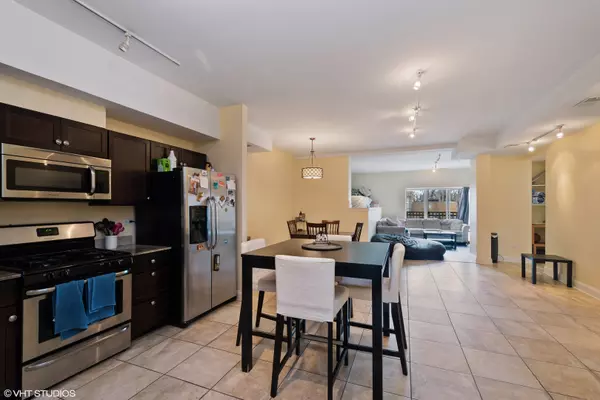 Chicago, IL 60659,2801 W ardmore AVE #1A