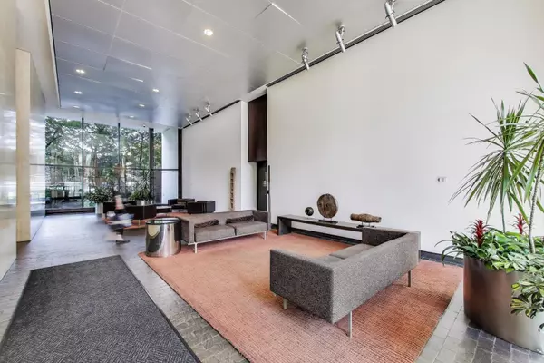 Chicago, IL 60610,1560 N Sandburg TER #510