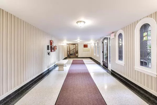 La Grange, IL 60525,75 E Harris AVE #3E