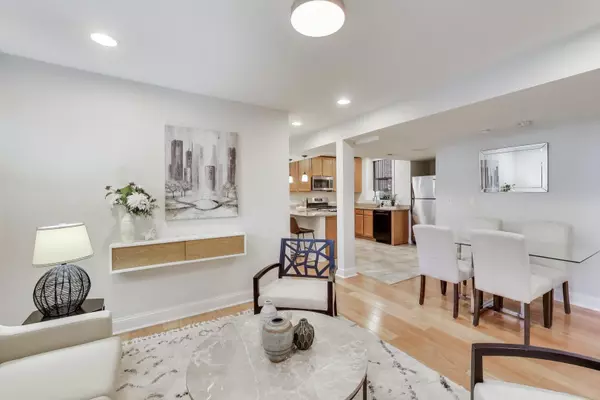 Chicago, IL 60625,2201 W Winona ST #G