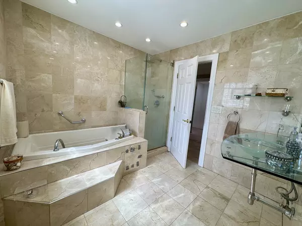 Lincolnwood, IL 60712,7226 N Kildare AVE