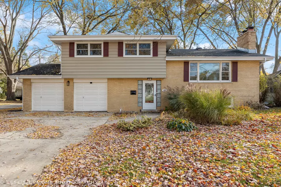 320 Elmwood DR, Naperville, IL 60540