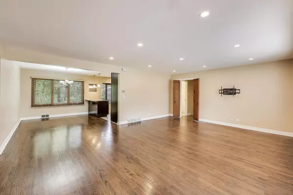 Palatine, IL 60074,1422 E Dorothy DR