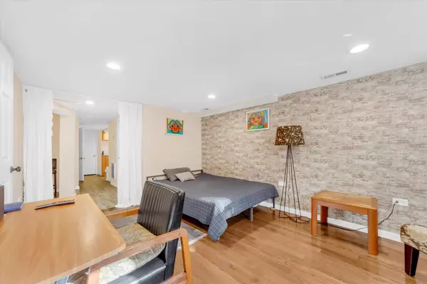 Chicago, IL 60622,2212 W Iowa ST #G