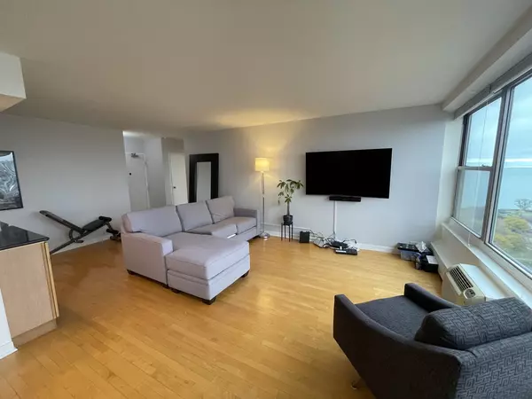 Chicago, IL 60613,Address not disclosed