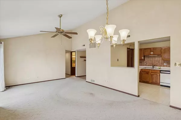 Mchenry, IL 60050,419 N Thornwood DR #A