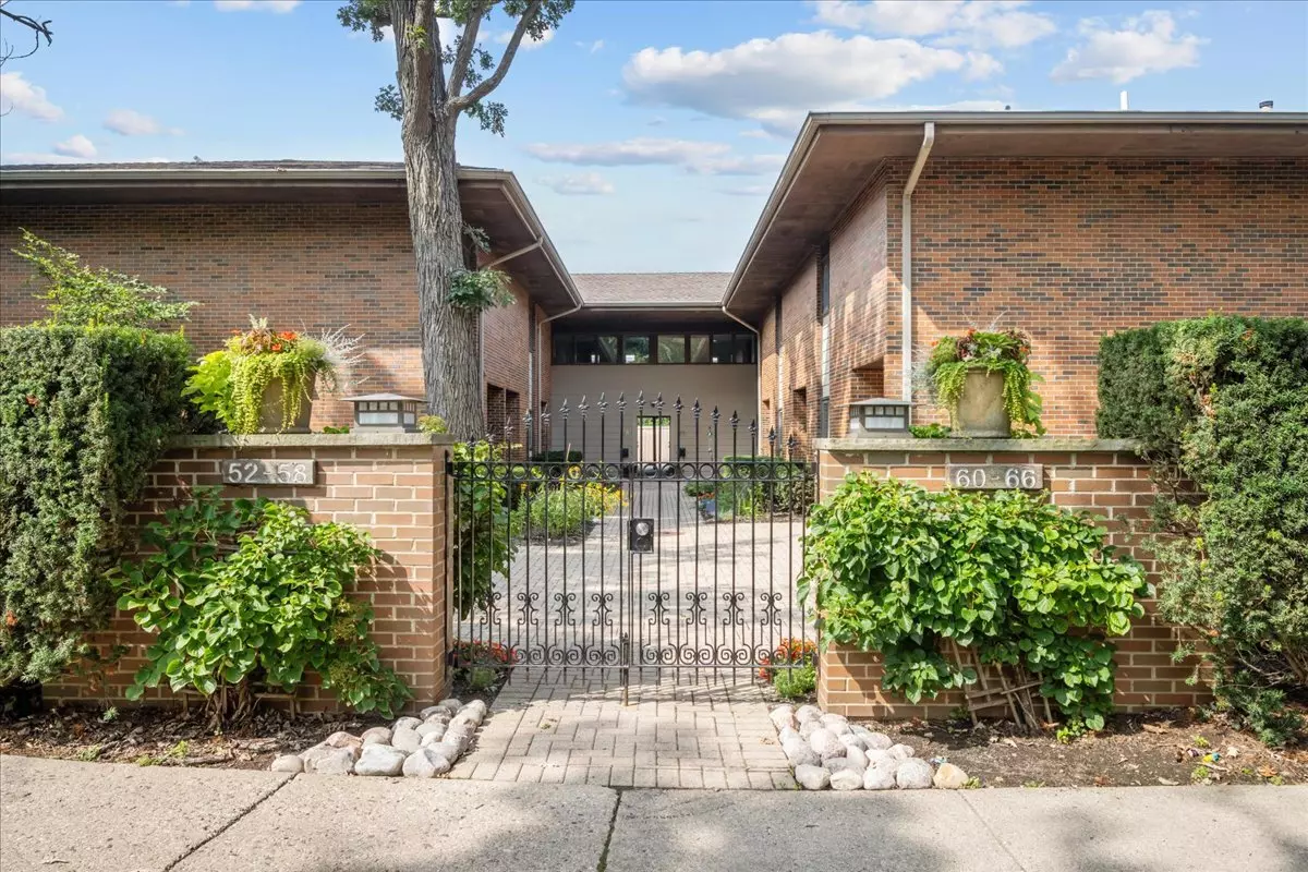 Lake Bluff, IL 60044,62 E Center AVE #62