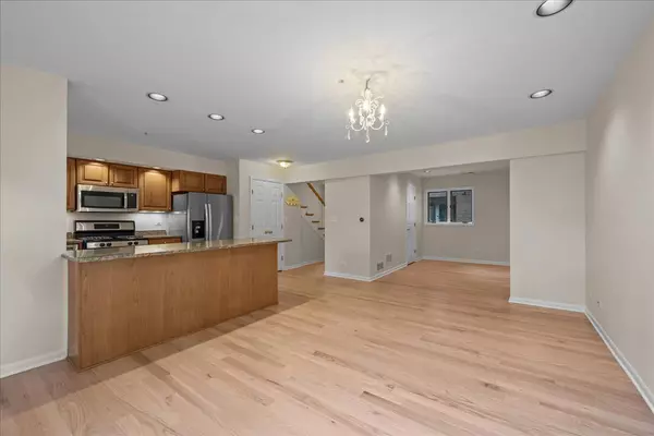 Lake Bluff, IL 60044,62 E Center AVE #62