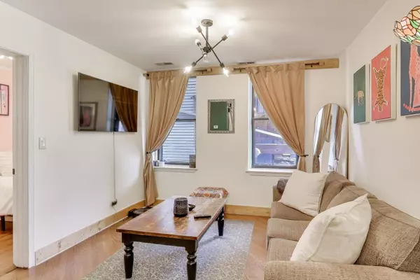 Chicago, IL 60614,1920 W Dickens AVE #1R