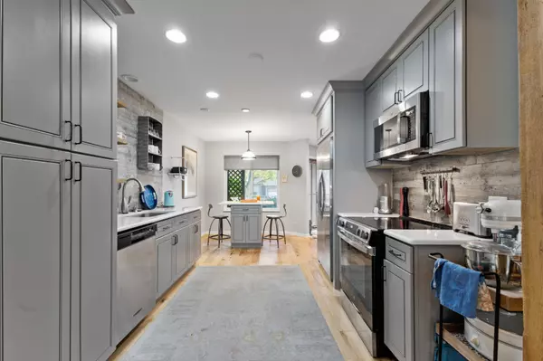 Lake Barrington, IL 60010,748 Shoreline RD