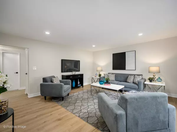 Mount Prospect, IL 60056,932 N Wheeling RD